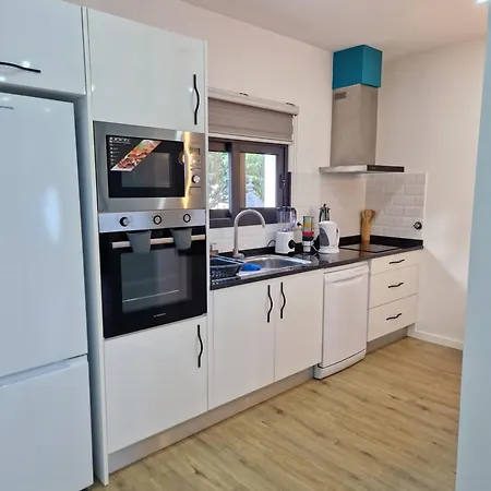 Beautiful Modern Townhouse With Parking Included *