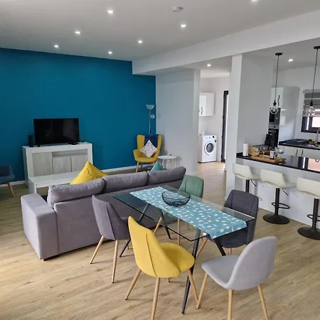 B - Elegent 2 Bedroom Modern Townhouse