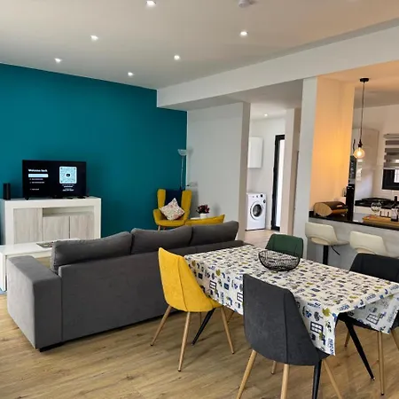 Casa de Férias Beautiful Modern Townhouse With Parking Included