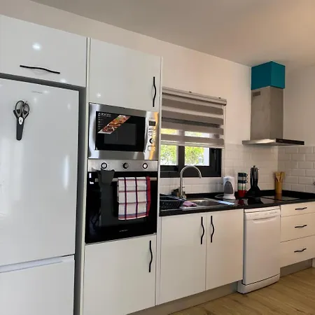 Beautiful Modern Townhouse With Parking Included *