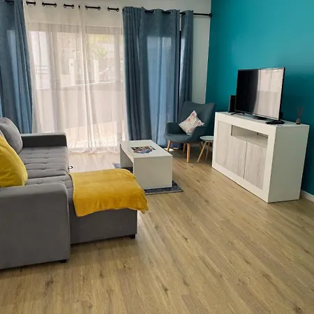 B - Beautiful 2 Bedroom Modern Townhouse With Private Parking