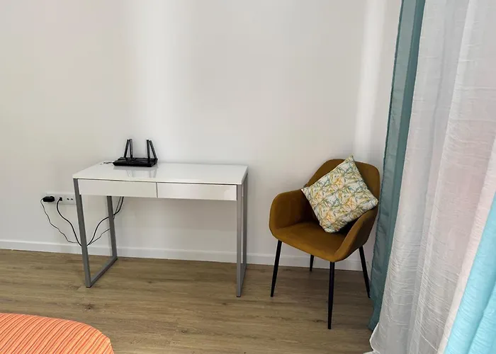 B - Beautiful 2 Bedroom Modern Townhouse With Private Parking