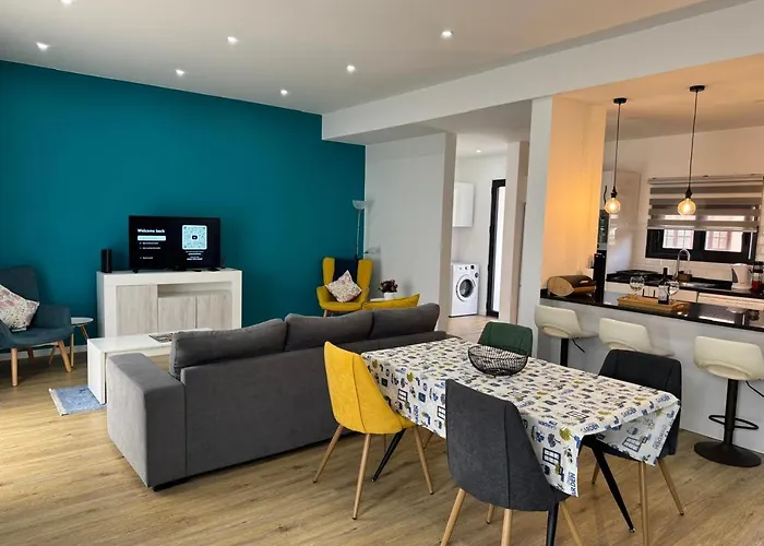 Casa de Férias Beautiful Modern Townhouse With Parking Included
