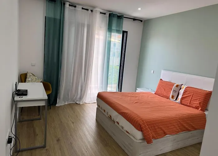 Dom wakacyjny B - Beautiful 2 Bedroom Modern Townhouse With Private Parking Machico (Madeira)