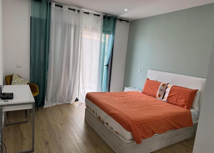 Dom wakacyjny B - Beautiful 2 Bedroom Modern Townhouse With Private Parking Machico (Madeira)