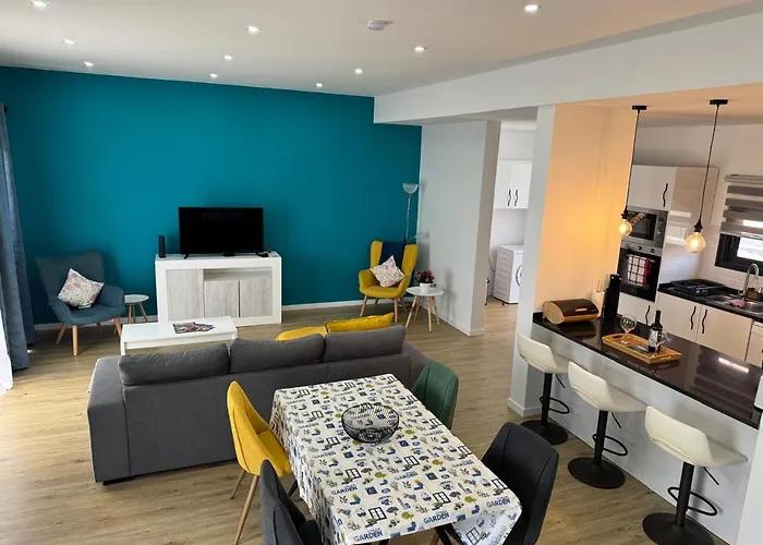 Dom wakacyjny B - Beautiful 2 Bedroom Modern Townhouse With Private Parking Machico (Madeira)