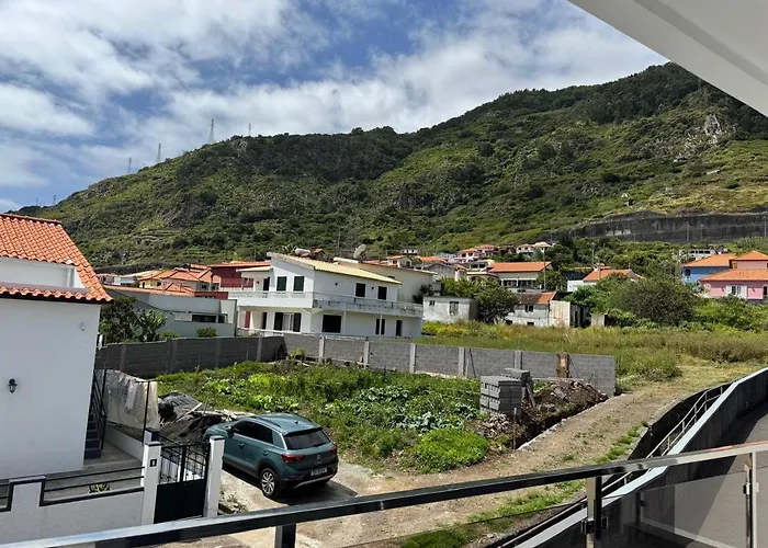 B - Beautiful 2 Bedroom Modern Townhouse With Private Parking Machico (Madeira)