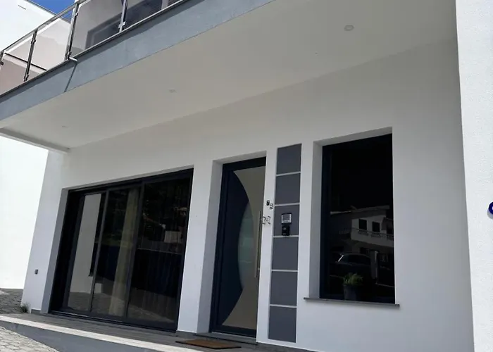 B - Beautiful 2 Bedroom Modern Townhouse With Private Parking Dom wakacyjny Machico (Madeira)