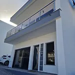 Beautiful Modern Townhouse With Parking Included 度假居