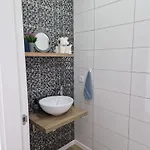 Beautiful Modern Townhouse With Parking Included