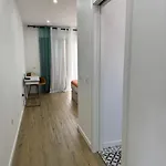Beautiful Modern Townhouse With Parking Included