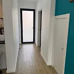 Beautiful Modern Townhouse With Parking Included 度假居