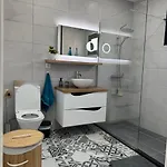 Beautiful Modern Townhouse With Parking Included 马希库
