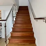 Beautiful Modern Townhouse With Parking Included 度假居