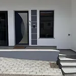 Beautiful Modern Townhouse With Parking Included 度假居 *