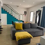 度假居 Beautiful Modern Townhouse With Parking Included