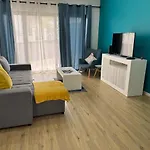 Beautiful Modern Townhouse With Parking Included