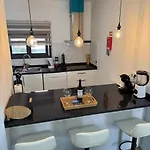 Beautiful Modern Townhouse With Parking Included 度假居