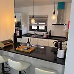 度假居 Beautiful Modern Townhouse With Parking Included