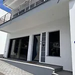 Beautiful Modern Townhouse With Parking Included 度假居 马希库