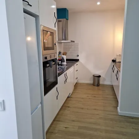 B - Elegent 2 Bedroom Modern Townhouse