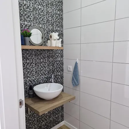 B - Beautiful 2 Bedroom Modern Townhouse With Private Parking