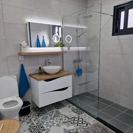 B - Beautiful 2 Bedroom Modern Townhouse With Private Parking * Machico (Madeira)