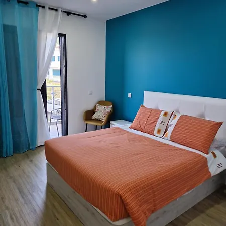 B - Beautiful 2 Bedroom Modern Townhouse With Private Parking Ferienhaus Machico (Madeira)