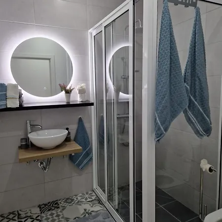 B - Beautiful 2 Bedroom Modern Townhouse With Private Parking * Machico (Madeira)