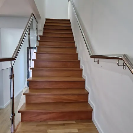 B - Beautiful 2 Bedroom Modern Townhouse With Private Parking *