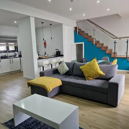 Ferienhaus B - Beautiful 2 Bedroom Modern Townhouse With Private Parking Machico (Madeira)