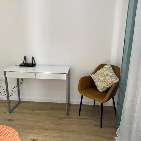 B - Beautiful 2 Bedroom Modern Townhouse With Private Parking