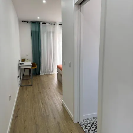 B - Beautiful 2 Bedroom Modern Townhouse With Private Parking