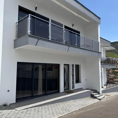 B - Elegent 2 Bedroom Modern Townhouse *