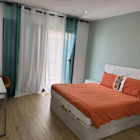 Ferienhaus B - Beautiful 2 Bedroom Modern Townhouse With Private Parking Machico (Madeira)