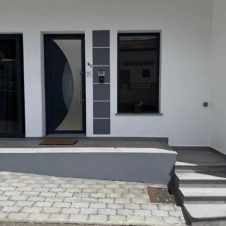 B - Beautiful 2 Bedroom Modern Townhouse With Private Parking Ferienhaus *