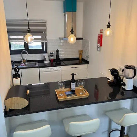 B - Beautiful 2 Bedroom Modern Townhouse With Private Parking 펜션