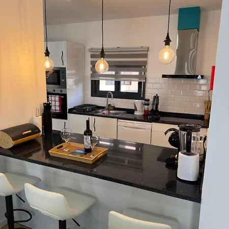 펜션 B - Beautiful 2 Bedroom Modern Townhouse With Private Parking