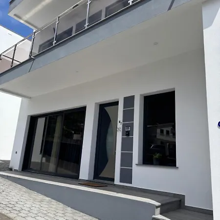 Beautiful Modern Townhouse With Parking Included Tatil Evi Machico (Madeira)