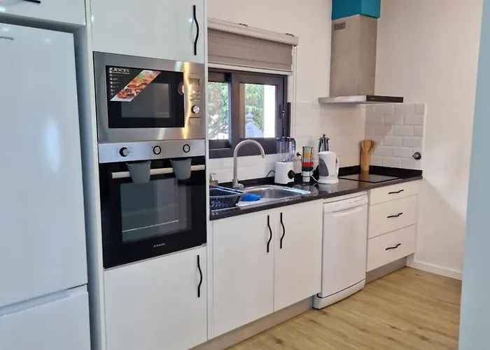 Beautiful Modern Townhouse With Parking Included *