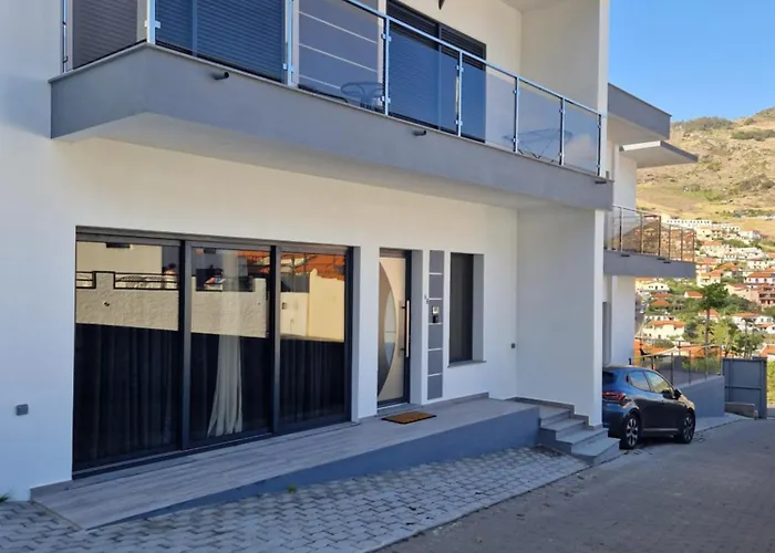 Casa de Férias B - Beautiful 2 Bedroom Modern Townhouse With Private Parking Machico (Madeira)
