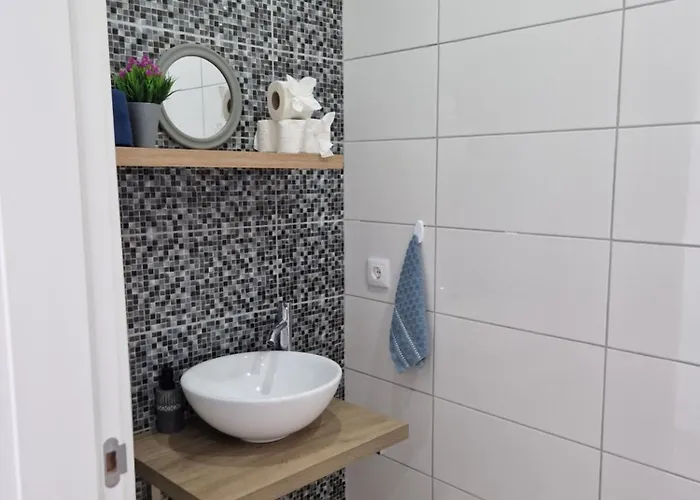 B - Beautiful 2 Bedroom Modern Townhouse With Private Parking