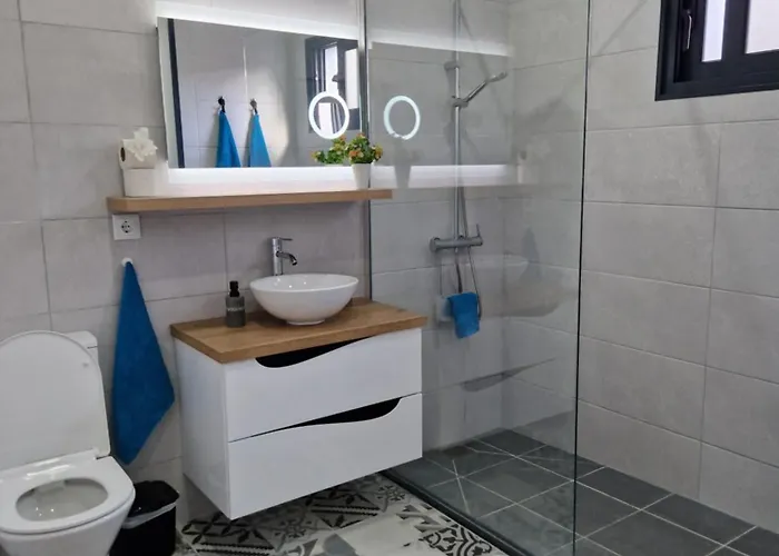 B - Beautiful 2 Bedroom Modern Townhouse With Private Parking * Machico (Madeira)