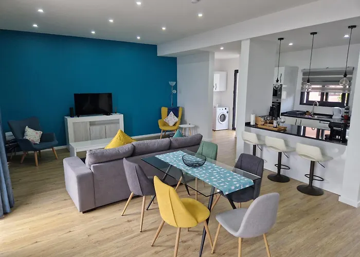 B - Beautiful 2 Bedroom Modern Townhouse With Private Parking