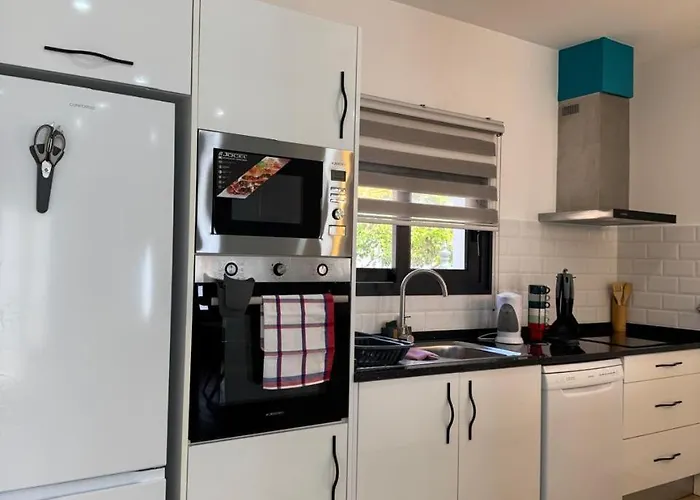 B - Beautiful 2 Bedroom Modern Townhouse With Private Parking *