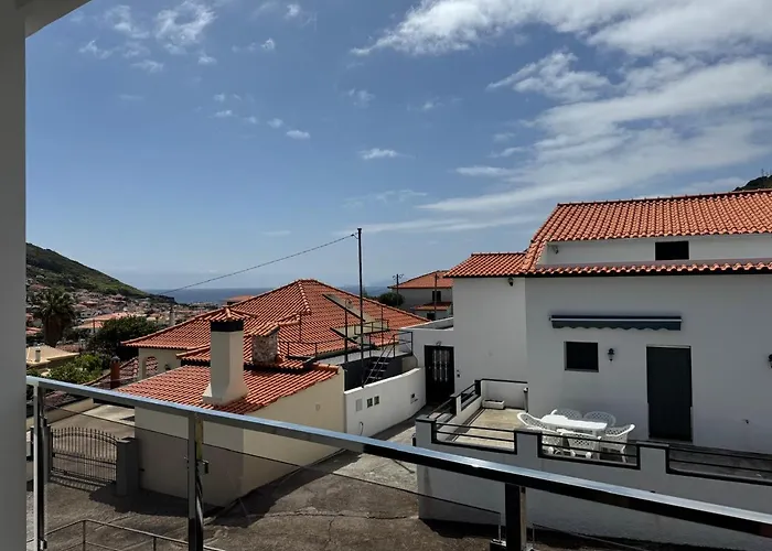 B - Beautiful 2 Bedroom Modern Townhouse With Private Parking * Machico (Madeira)
