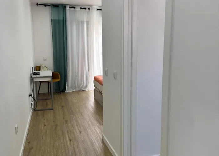 B - Beautiful 2 Bedroom Modern Townhouse With Private Parking