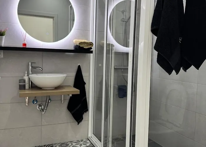 Дом отдыха Beautiful Modern Townhouse With Parking Included *