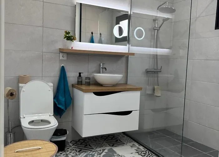 Beautiful Modern Townhouse With Parking Included Машику