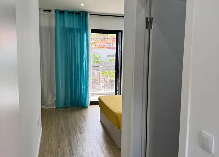 Casa de Férias B - Beautiful 2 Bedroom Modern Townhouse With Private Parking *